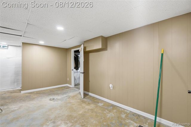 2073 Van Antwerp Street, Grosse Pointe Woods, MI 48236