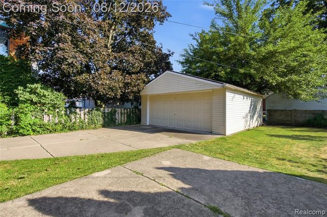 2073 Van Antwerp Street, Grosse Pointe Woods, MI 48236