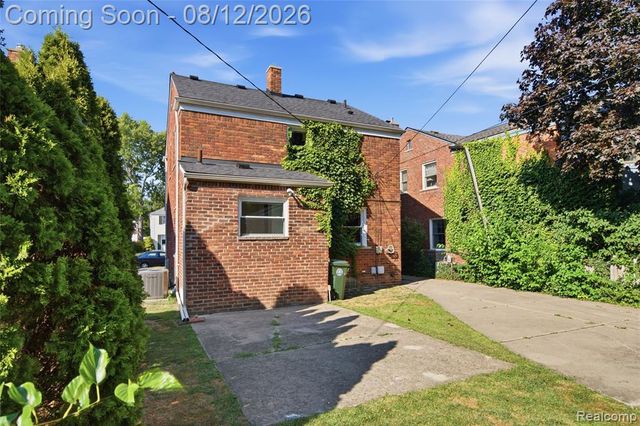 2073 Van Antwerp Street, Grosse Pointe Woods, MI 48236