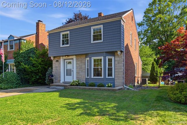 2073 Van Antwerp Street, Grosse Pointe Woods, MI 48236