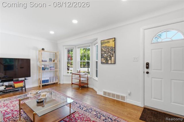 2073 Van Antwerp Street, Grosse Pointe Woods, MI 48236