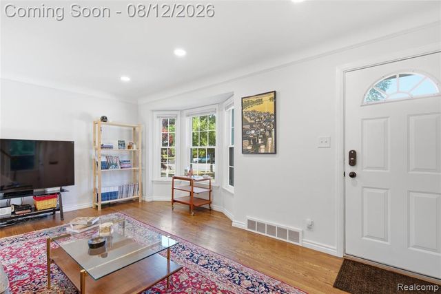 2073 Van Antwerp Street, Grosse Pointe Woods, MI 48236
