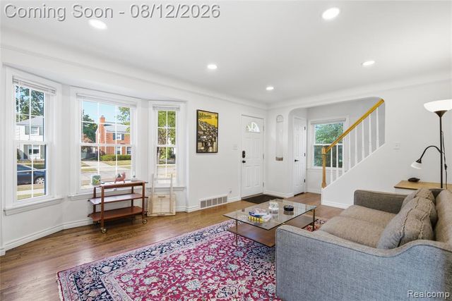 2073 Van Antwerp Street, Grosse Pointe Woods, MI 48236