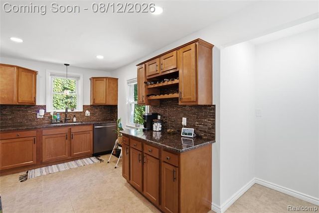 2073 Van Antwerp Street, Grosse Pointe Woods, MI 48236