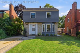 2073 Van Antwerp Street, Grosse Pointe Woods, MI 48236
