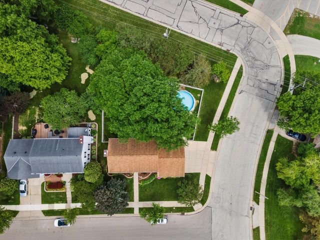 1237 Cavalier DRIVE, Waukesha, WI 53186