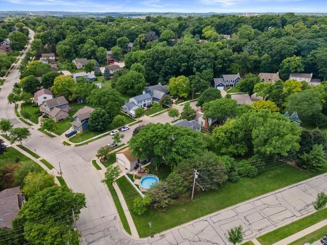 1237 Cavalier DRIVE, Waukesha, WI 53186