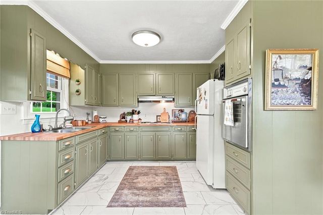 145 W Lake Road, Eden, NC 27288