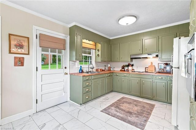 145 W Lake Road, Eden, NC 27288