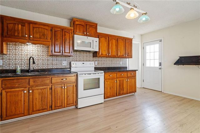 19010 State Route 45 Highway, Weston, MO 64098