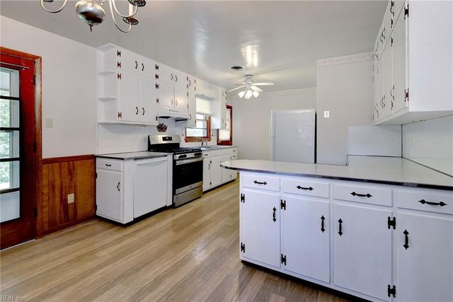18 Owens RD, Newport News, VA 23602