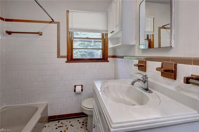 18 Owens RD, Newport News, VA 23602