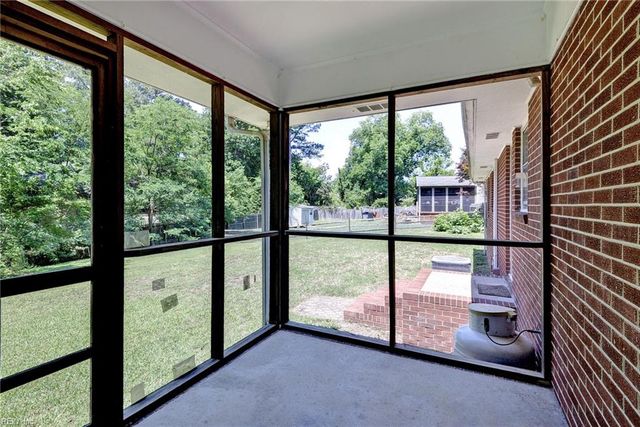 18 Owens RD, Newport News, VA 23602