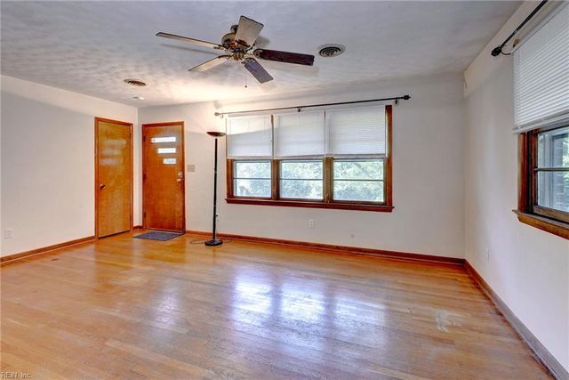 18 Owens RD, Newport News, VA 23602