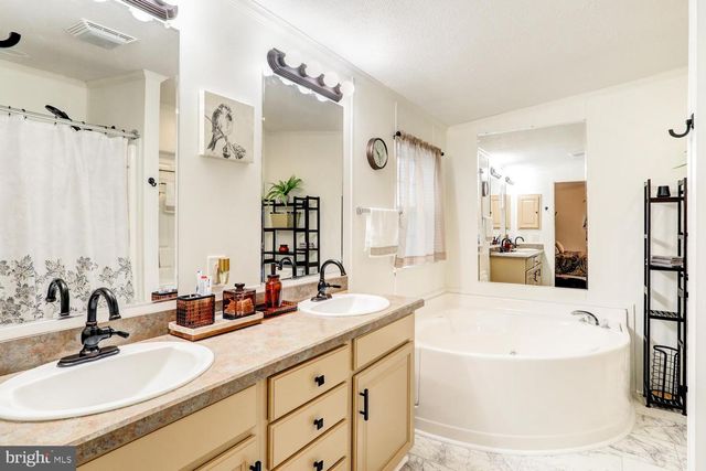 64 RIDGEWOOD MNR, Manheim, PA 17545