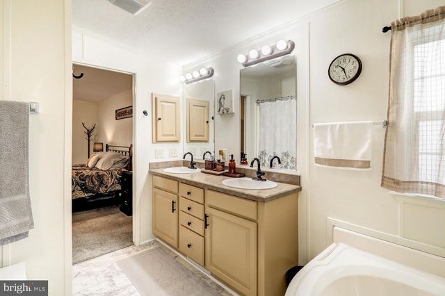 64 RIDGEWOOD MNR, Manheim, PA 17545