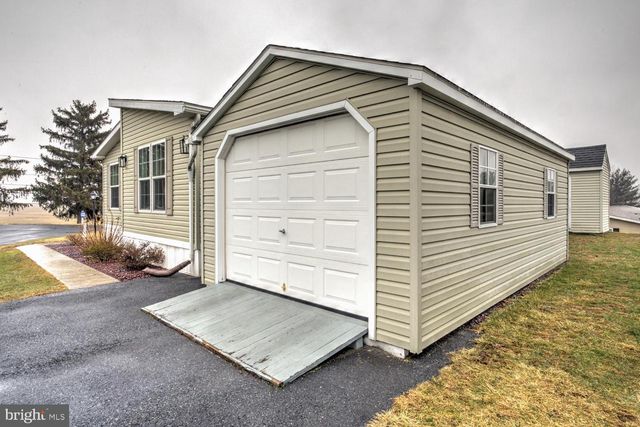 64 RIDGEWOOD MNR, Manheim, PA 17545