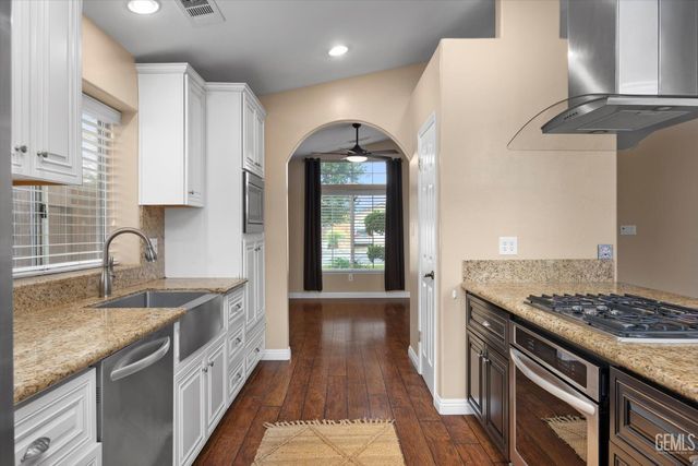 8502 Sun Harbor Drive, Bakersfield, CA 93312