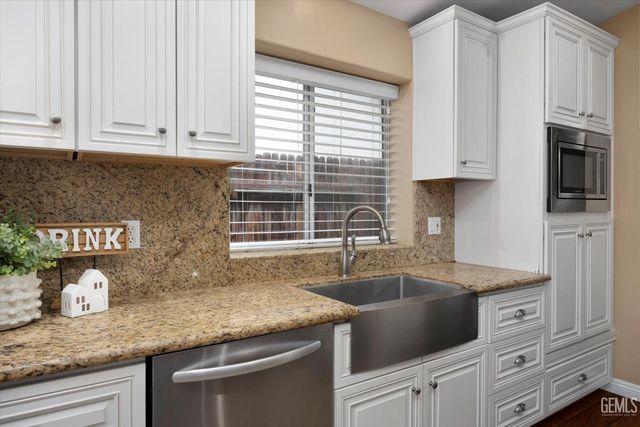 8502 Sun Harbor Drive, Bakersfield, CA 93312