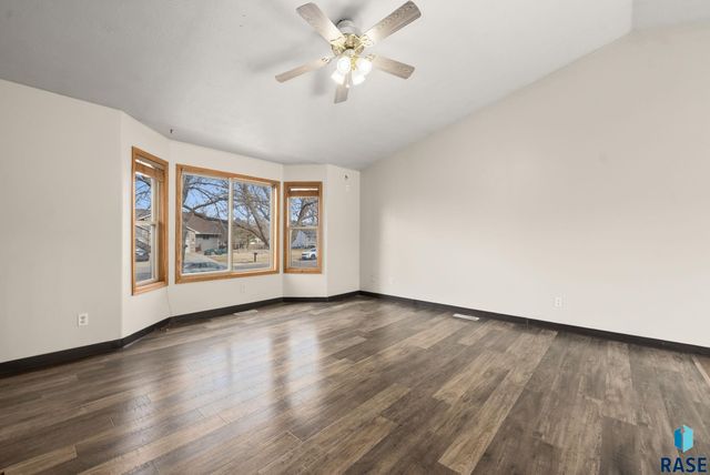 4409 E 37th St Street, Sioux Falls, SD 57103