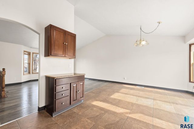 4409 E 37th St Street, Sioux Falls, SD 57103