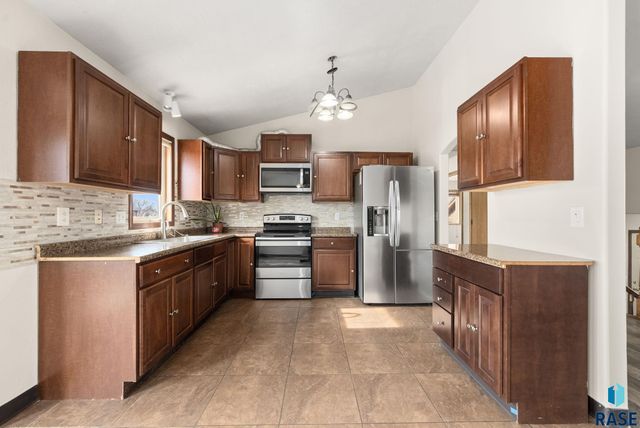 4409 E 37th St Street, Sioux Falls, SD 57103