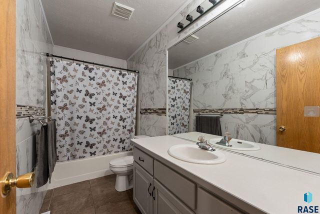 4409 E 37th St Street, Sioux Falls, SD 57103