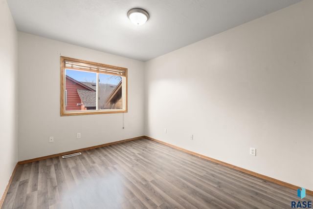 4409 E 37th St Street, Sioux Falls, SD 57103