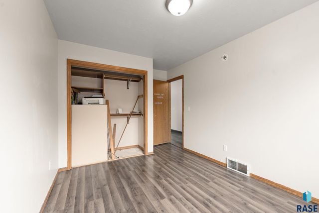 4409 E 37th St Street, Sioux Falls, SD 57103