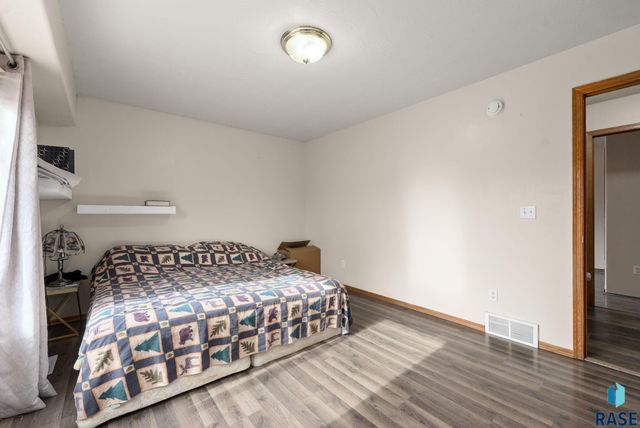 4409 E 37th St Street, Sioux Falls, SD 57103