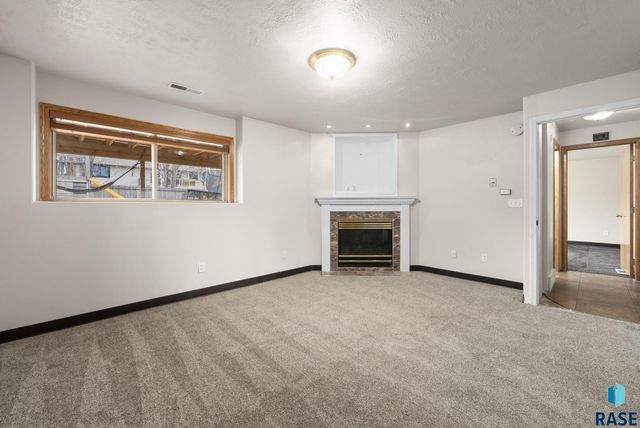 4409 E 37th St Street, Sioux Falls, SD 57103