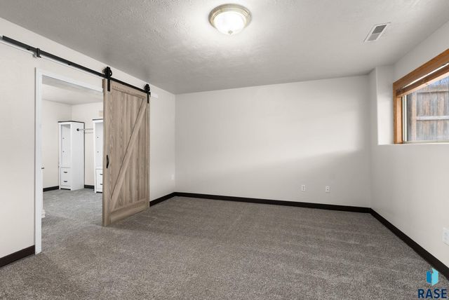 4409 E 37th St Street, Sioux Falls, SD 57103