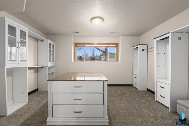 4409 E 37th St Street, Sioux Falls, SD 57103