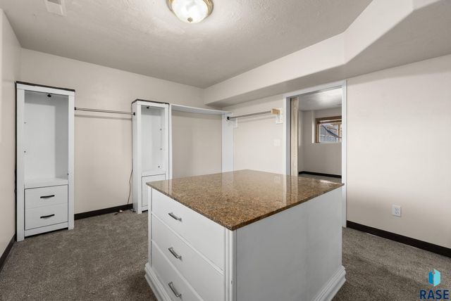 4409 E 37th St Street, Sioux Falls, SD 57103