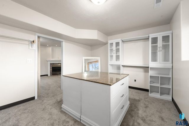 4409 E 37th St Street, Sioux Falls, SD 57103