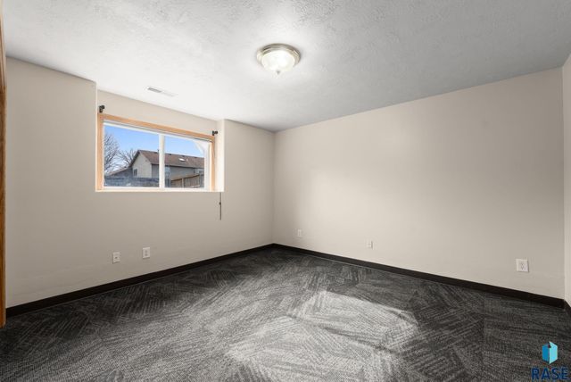 4409 E 37th St Street, Sioux Falls, SD 57103