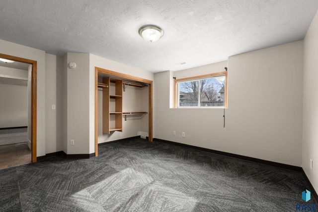 4409 E 37th St Street, Sioux Falls, SD 57103