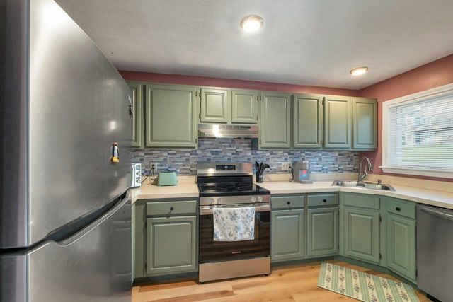 41 Evergreens Dr Apt 5, Laconia, NH 03226