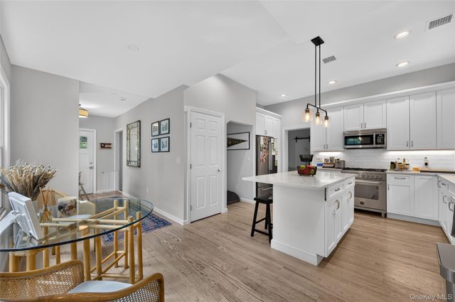 15 Bayview Avenue, Port Washington, NY 11050