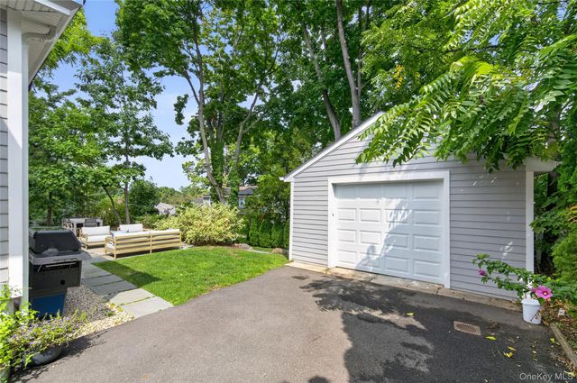15 Bayview Avenue, Port Washington, NY 11050
