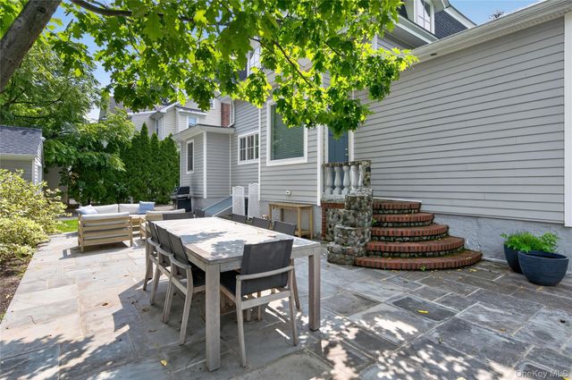 15 Bayview Avenue, Port Washington, NY 11050