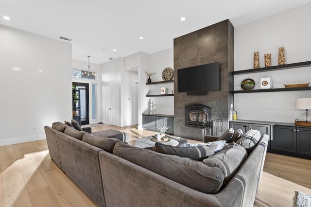 5475 Stanley Dr, Auburn, CA 95602