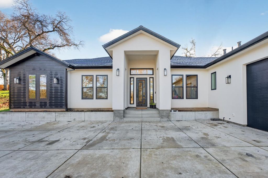 5475 Stanley Dr, Auburn, CA 95602