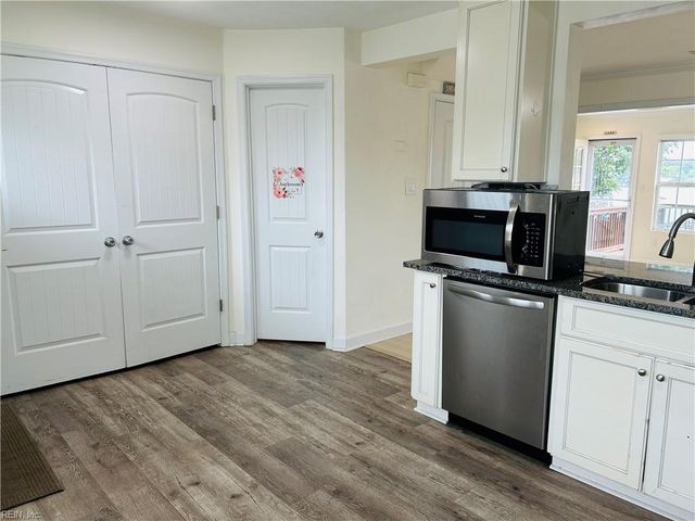 1823 Volvo Pkwy PW, Chesapeake, VA 23320