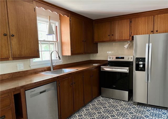31 Nipsah Road, Warwick, RI 02818