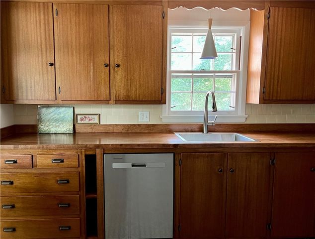 31 Nipsah Road, Warwick, RI 02818