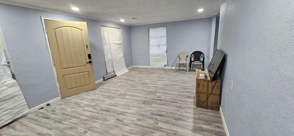 Image 5 of property listing at 850 Hampton Street, Elloree, SC 29047