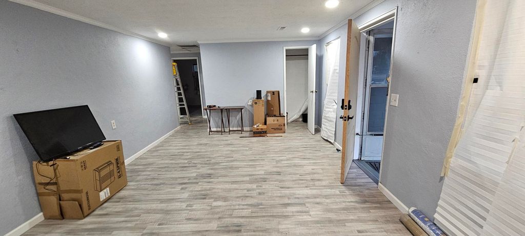 Image 7 of property listing at 850 Hampton Street, Elloree, SC 29047