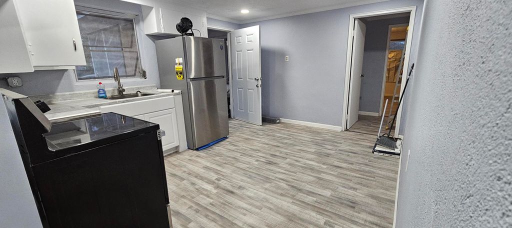 Image 9 of property listing at 850 Hampton Street, Elloree, SC 29047