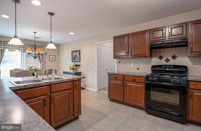 32 LOGANBERRY CT, Womelsdorf, PA 19567